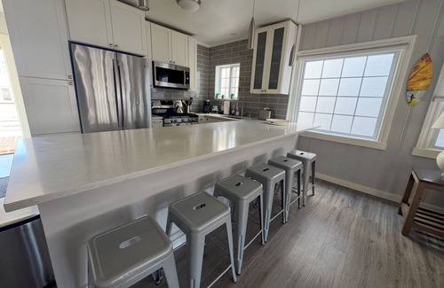 Huntington Beach Condominio | Surfside Haven - STEPS from the Beach!