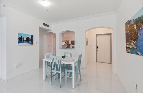 Surfside Apartamento | Surfside Retreat: 1BR Work-From-Home Oasis