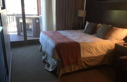 Truckee Complejo | Surrounded by pine forests and mountains!