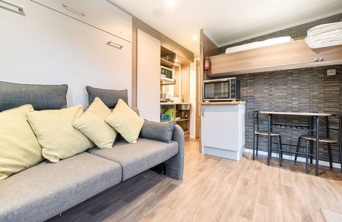 Calthwaite Cabaña | SWALLOW, pet friendly, with hot tub in Armathwaite