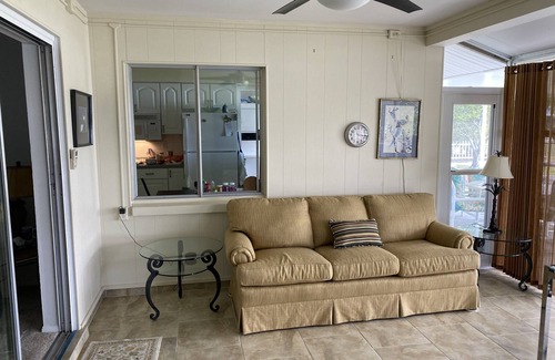 Sun City Center Casa | Swan Lake House in Sun City Center with 60' Screened Lanai