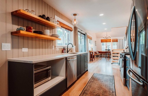 Historic Railroad District Casa | Swank House on Main St in Ashland