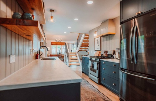 Historic Railroad District Casa | Swank House on Main St in Ashland