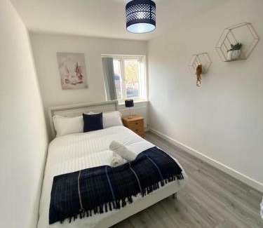Walsall Apartamento | Swanky 2-Bedroom Apt in Walsall/5mins from M6.