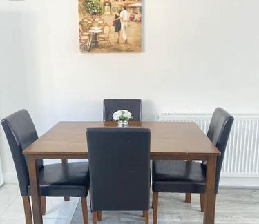Walsall Apartamento | Swanky 2-Bedroom Apt in Walsall/5mins from M6.