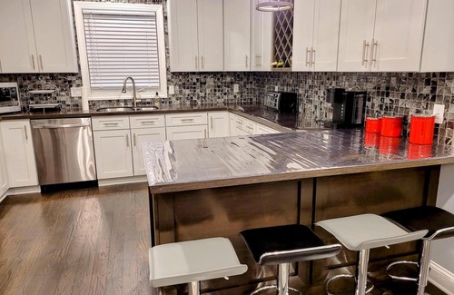 Ridgefield Casa | Swanky duplex, 4 bedrooms with parking