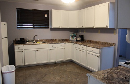 Alton Apartamento | Swanky fun city apartment close to Fast Eddie’s! Minutes from downtown Alton.
