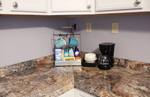 Alton Apartamento | Swanky fun city apartment close to Fast Eddie’s! Minutes from downtown Alton.