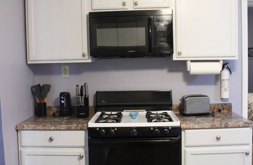 Alton Apartamento | Swanky fun city apartment close to Fast Eddie’s! Minutes from downtown Alton.