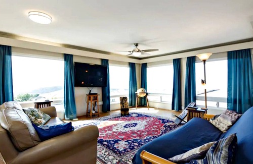 Kahala Casa | Sweeping Views, Spacious , 1200sf, Apartment