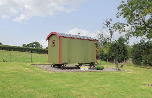 Llanfihangel Tal-y-llyn Cabaña | SWEET BRIAR SHEPHERDS HUT, pet friendly, with open fire in Llangorse