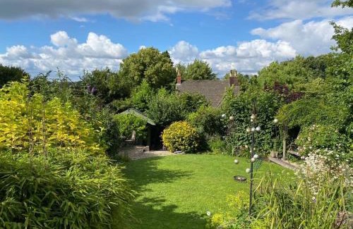 Frome Casa | Sweet Modern Country Cottage with Garden