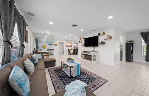 Riviera Beach Casa | Sweet Pink House - Family & Remote Work Ready