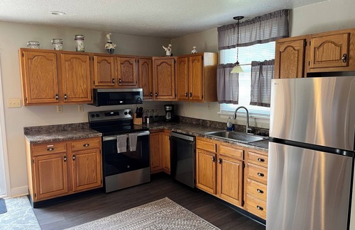 Perry Casa | Sweet Retreat at Mark Twain Lake! Historic 4BR/2BA Dog & Family Friendly Home!