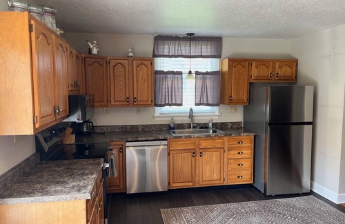 Perry Casa | Sweet Retreat at Mark Twain Lake! Historic 4BR/2BA Dog & Family Friendly Home!