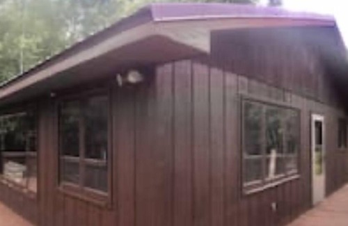 Crane Lake Cabina | Sweet Retreat Cabin on Crane Lake with onsite parking and Air Conditioned!