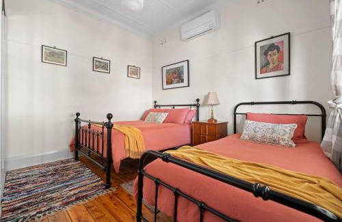 Bathurst Casa | Sweet Stewart - Walk to CBD Convenient & Cosy