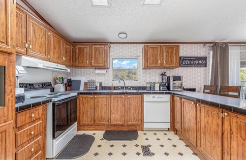 Dennis Casa | Sweetwater Hollow Getaway. Beautiful Lake front property.