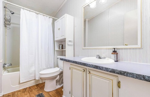 Dennis Casa | Sweetwater Hollow Getaway. Beautiful Lake front property.
