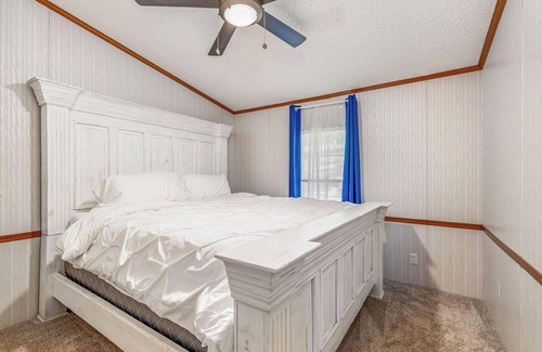 Dennis Casa | Sweetwater Hollow Getaway. Beautiful Lake front property.