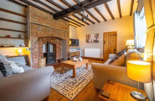 Great Hockham Casa | Swift Host - 2 Bedrooms - Period Cottage - Garden - Village Location - Dog Friendly