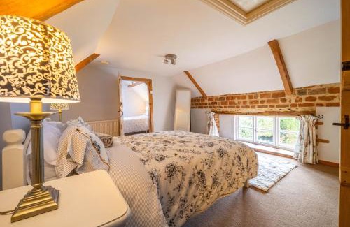 Great Hockham Casa | Swift Host - 2 Bedrooms - Period Cottage - Garden - Village Location - Dog Friendly