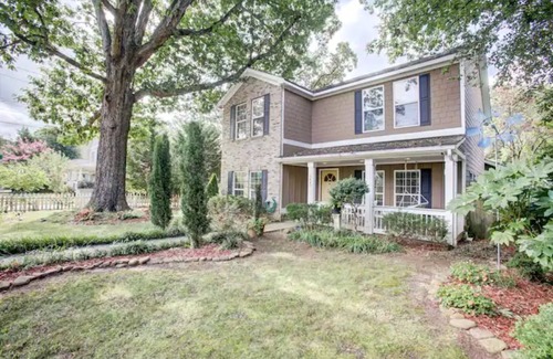 East Side Casa | Swim-Spa, 75" TV 4Movie Nights, Close2Downtown/Walk2 Restaurants/Shops, Sleeps16