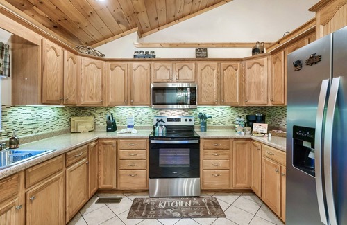 Gatlinburg - Pigeon Forge Cabina | Swim Spa, Fire pit, 3King Bed, Dog, Spacious Parking in Wears Valley