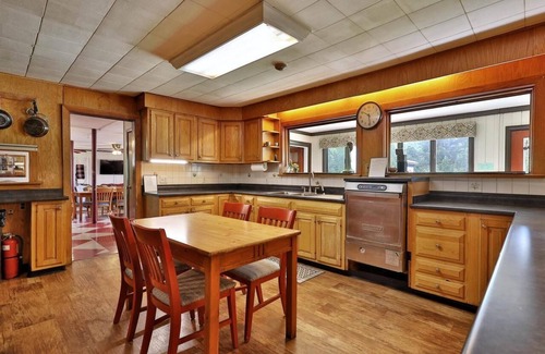 Pittsfield Hotel | Swiss Farm Inn - RM8 "Superstar" Queen Bed & Twin Bed