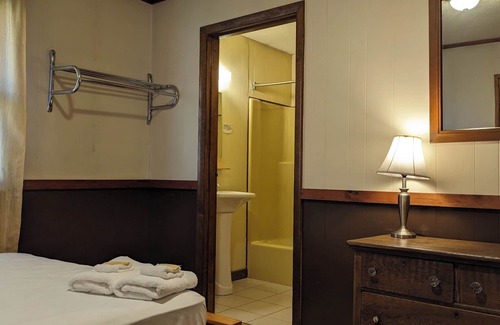 Pittsfield Hotel | Swiss Farm Inn - RM9 "Solitude" 1 Queen Bed