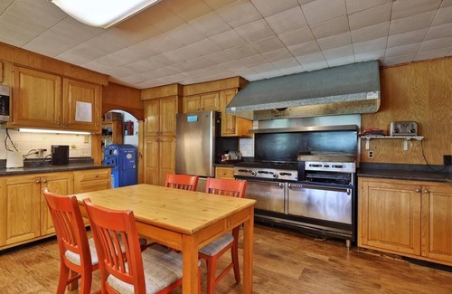 Pittsfield Hotel | Swiss Farm Inn - RM9 "Solitude" 1 Queen Bed