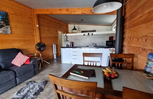 Whakamarama Cabaña | Encanto suizo - Retiro de kiwi, incluido desayuno continental.
