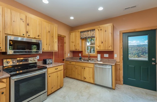 Spruce Pine Cabina | Swiss Pine Lodge, Hot tub+Fire-Pit, Grill, Mtn View, Game Room, Scenic Vistas!