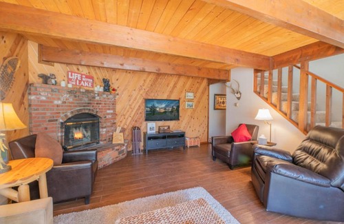 Moonridge Casa | Switzerland - Cozy cabin set among the fragrant pine trees with peekaboo views of both ski resorts!