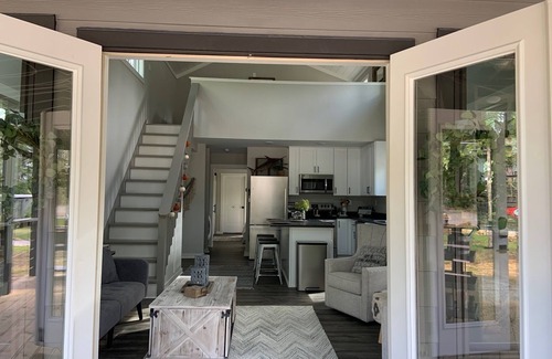 Tracy City Cabaña | Swordfish Suite DOG friendly- Pup Shed Retreat