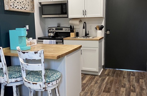 Lewistown Apartamento | Sycamore Acres 306 Comfortable 1 bedroom suite with full kitchen and living area