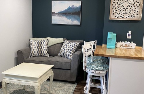 Lewistown Apartamento | Sycamore Acres 306 Comfortable 1 bedroom suite with full kitchen and living area