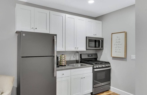 Berlin Apartamento | Sycamore Suite · Romantic Getaway on Main Street - Sycamore Suite