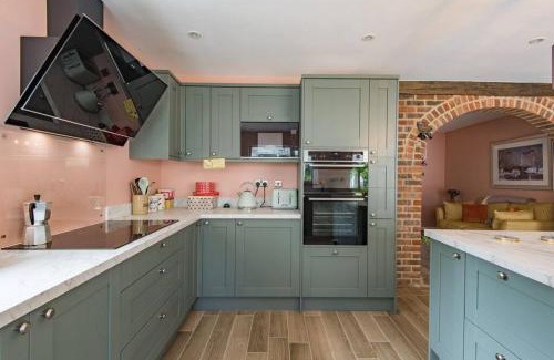 Staple Casa | Sycamores - Fabulous family home with huge garden