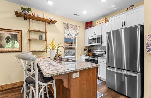 Branson Cabina | Sylish Cabin Near Thunder Ridge Arena | Private Hot Tub, Indoor/Outdoor Pools, Fishing & Game Nook