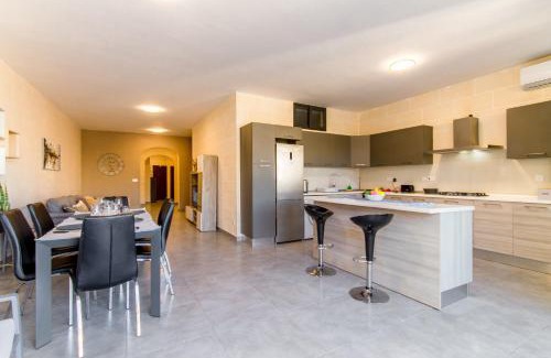 Xaghra Casa | Ta'Siku Gozitan villa Pool & hot tub - Happy Rentals