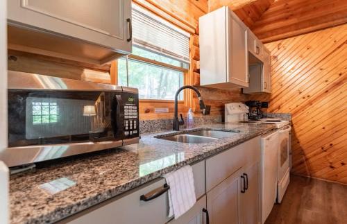 Shell Knob Casa | Table Rock Lake Cabin - The Oaks #5 with Lake Access & Hot Tub