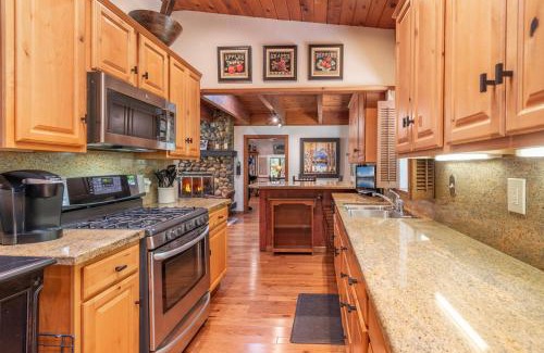 Tahoe Sierra Estates Casa | Tahoe City 4BR 4 Full Bathroom Home Near Palisades Close to Town