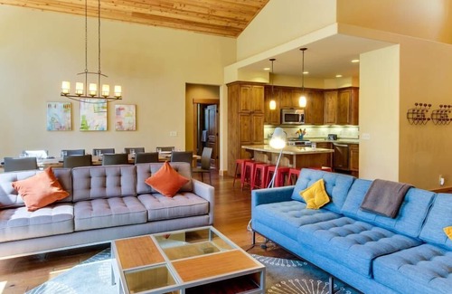 Truckee Casa | ¡Casa moderna y lujosa llena de luz 5BR, perfecta para 3 familias! ¡Verano ahora alquilando!