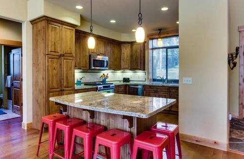 Truckee Casa | ¡Casa moderna y lujosa llena de luz 5BR, perfecta para 3 familias! ¡Verano ahora alquilando!