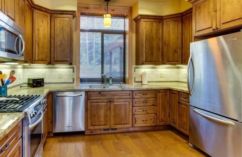 Truckee Casa | ¡Casa moderna y lujosa llena de luz 5BR, perfecta para 3 familias! ¡Verano ahora alquilando!