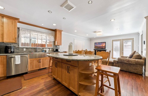 Tahoe Island Casa | Tahoe Keys Cozy Mountain Retreat 3BR, 3BA