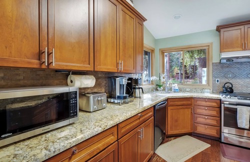 Ridgewood Casa | Tahoe Mountain Retreat – Gorgeous 4 BDR + Apartment w/Private Hot Tub