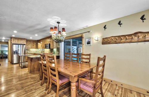 Christmas Valley Cabina | Piscina, 3 habitaciones, 2 baños, bañera de hidromasaje, en el río, barbacoa para niños y perros, patio, terraza trasera,