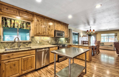 Christmas Valley Cabina | Piscina, 3 habitaciones, 2 baños, bañera de hidromasaje, en el río, barbacoa para niños y perros, patio, terraza trasera,